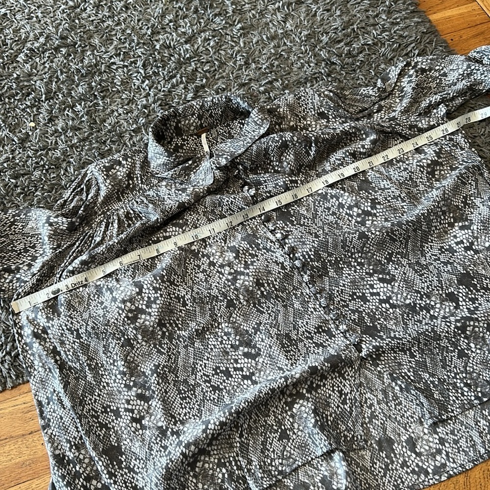 Free People Muse Snakeskin Python Button Front Long Sleeve Top Peasant Small - Picture 9 of 13